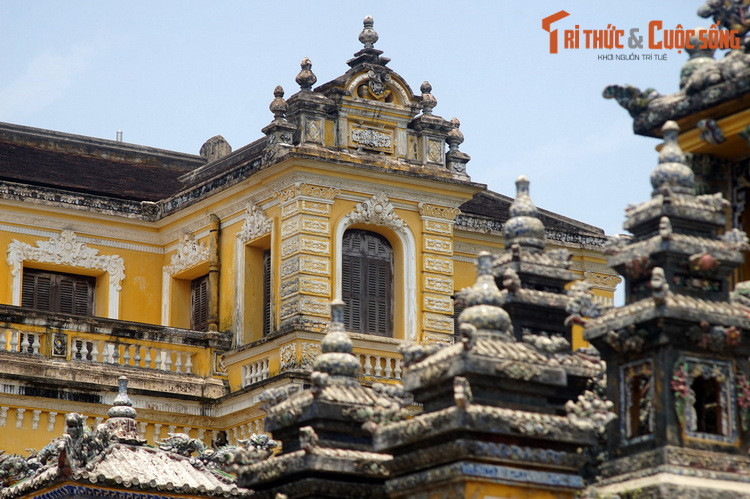 Khi xưa, cung có khoảng 10 công trình, từ trước ra sau là bến thuyền, cổng chính, đình Trung Lập, lầu Khải Tường, nhà hát Cửu Tư Đài, chuồng thú, Hồ nước... Do những biến động của thời cuộc, nhà hát Cửu Tư Đài và khu chuồng thú không còn nữa.