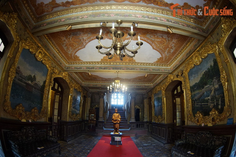 Đặc biệt, cung An Định còn lưu giữ được bộ 6 bức tranh được vẽ trực tiếp lên tường mô tả các lăng Gia Long, Minh Mạng, Thiệu Trị, Tự Đức, Đồng Khánh và Khải Định. Đây là những tác phẩm độc đáo của giai đoạn chuyển tiếp mỹ thuật Việt truyền thống với mỹ thuật mới đầu thế kỷ 20.