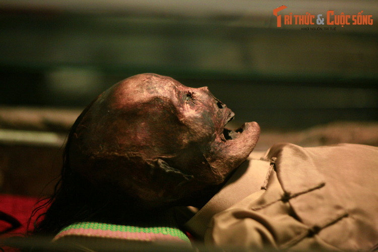 Trên thực tế, khi khai quật các ngôi mộ hợp chất kiểu này, các nhà khảo cổ đã tìm được nhiều thi hài nguyên vẹn, hay còn gọi là xác ướp. Một trong những xác ướp như vậy đang được trưng bày tại Bảo tàng Lịch sử TP HCM...