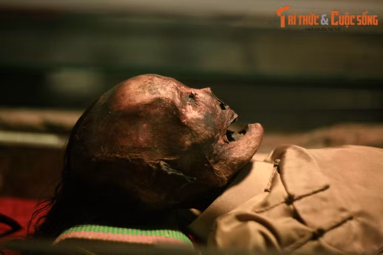 Trên thực tế, khi khai quật các ngôi mộ hợp chất kiểu này, các nhà khảo cổ đã tìm được nhiều thi hài nguyên vẹn, hay còn gọi là xác ướp. Một trong những xác ướp như vậy đang được trưng bày tại Bảo tàng Lịch sử TP HCM...