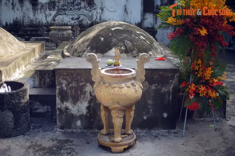 Trong quan niệm dân gian, con rùa là một trong bốn linh vật hàng đầu (Long - Ly - Quy - Phụng), có sức mạnh bảo hộ về tâm linh rất lớn. Khi hình tượng rùa hiện diện ở lăng mộ (với cái mai bao bọc nấm mộ) thì nó có vai trò che chở chủ nhân ngôi mộ.