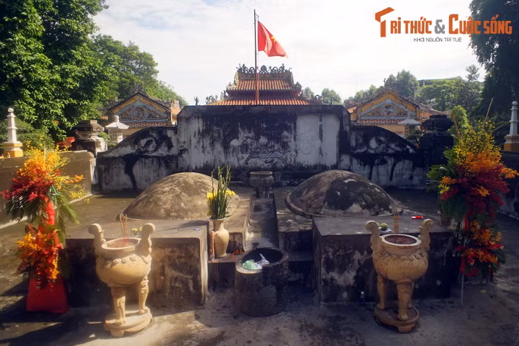 Nhìn từ phía trước, mộ ngài Tả quân nằm bên phải, mộ phu nhân nằm bên trái. Hai ngôi mộ đặt song song và thiết kế giống nhau với tầng trên là hình thuôn dài, phía dưới hình chữ nhật.