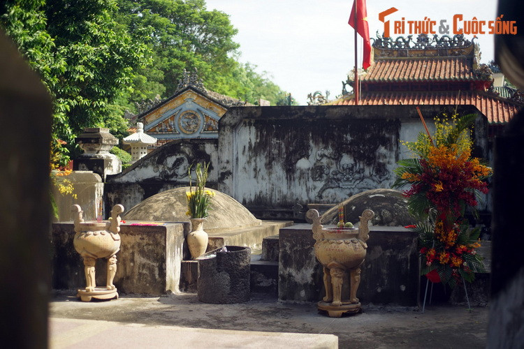 Toàn thể khu mộ Tả quân Lê Văn Duyệt được xây bằng một loại vữa hợp chất, là loại vật liệu xây dựng có độ bền rất cao mà người xưa đã sáng tạo ra. Những ngôi mộ này được gọi chung là mộ hợp chất.