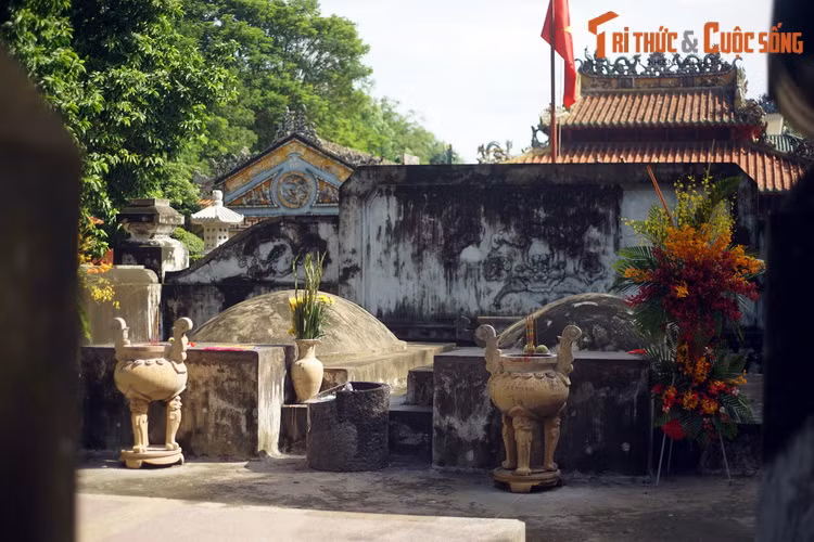 Toàn thể khu mộ Tả quân Lê Văn Duyệt được xây bằng một loại vữa hợp chất, là loại vật liệu xây dựng có độ bền rất cao mà người xưa đã sáng tạo ra. Những ngôi mộ này được gọi chung là mộ hợp chất.