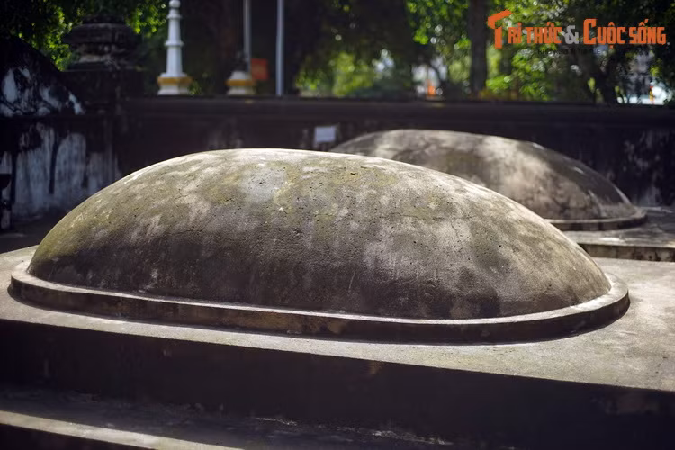 Theo các nhà nghiên cứu, vật liệu xây mộ hợp chất có thành phần là vôi - vôi sống, vôi tôi, vỏ nghêu sò hay san hô nghiền vụn, cát, chất kết dính như mật, mật đường, mật ong, nhựa dây tơ hồng, ô dước, giấy gió … bao kín quan tài, không cho nước và không khí từ bên ngoài lọt vào.