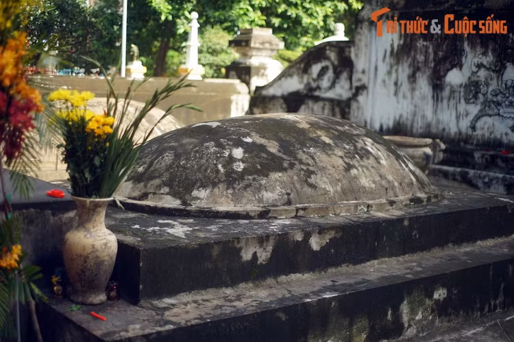 Vào thời phong kiến, chỉ các bậc quyền quý như người thuộc dòng dõi hoàng tộc, đại quan mới được xây mộ hình rùa, và việc xây dựng này phải tuân theo những quy định do triều đình đặt ra.