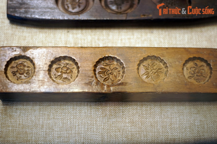 Khuôn bánh loại nhỏ với 5 mẫu hình hoa lá khác nhau, thời nhà Nguyễn. Việc chế tác khuôn bánh đòi hỏi người thợ mộc có trình độ tay nghề cao cùng con mắt thẩm mỹ tinh tế.