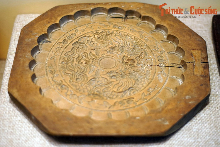 Khuôn bánh làm bằng gỗ chạm, niên đại thời nhà Nguyễn, đầu thế kỷ 20, hiện vật của Bảo tàng Lịch sử quốc gia Việt Nam. Khuôn bánh là dụng cụ dùng để tạo hình cho các loại bánh làm bằng bột mịn, dẻo, cần độ tinh xảo cao, đặc biệt là bánh Trung thu.