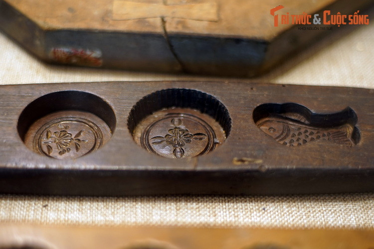 Một chiếc khuôn bánh có hình cá và hoa, thời nhà Nguyễn. Các hình tượng trên khuôn bánh mang những ý nghĩa sâu xa, phản ánh ước nguyện của người làm bánh.