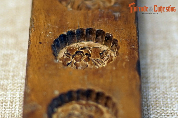 Trong các loài hoa, hoa mẫu đơn xuất hiện phổ biến trên bánh Trung thu, là biểu trưng cho sự may mắn, giàu sang, phú quý.