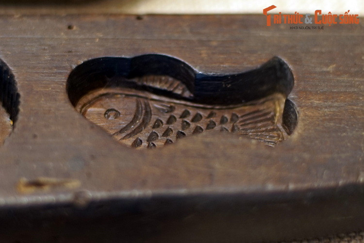 Hình tượng cá chép xuất phát từ tích cá chép vượt vũ môn, hàm chứa ước nguyện đỗ đạt trên con đường công danh, học vấn...