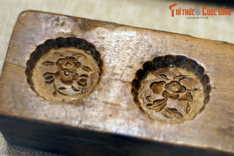 Hình ảnh hoa xuất hiện phong phú trên khuôn bánh, mỗi loài hoa lại mang một ẩn ý riêng.