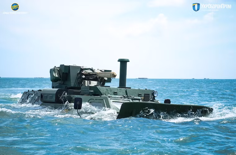 Trong ảnh, BTR-4M của Thủy quân Lục chiến Indonesia thử nghiệm khả năng bơi biển. Nguồn ảnh: Ukroboronprom