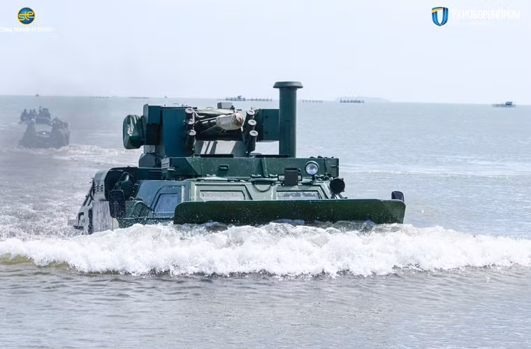 Nó được tuyên bố là có khả năng bơi biển, sông hồ tốt với tốc độ 10km/h bằng hai chân vịt. Nguồn ảnh: Ukroboronprom