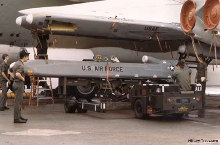 Đáng chú ý, phần thân AGM-86B thiết kế dài với mặt cắt hình thang, hơi thon. Các mặt của tên lửa phẳng, dốc vào trong, trong khi vị trí trên cùng được làm tròn, cánh chính dài 3,66m được gấp gọn vào bụng tên lửa, sau khi rời bệ phóng mới xòe ra. Nguồn ảnh: Military-Today