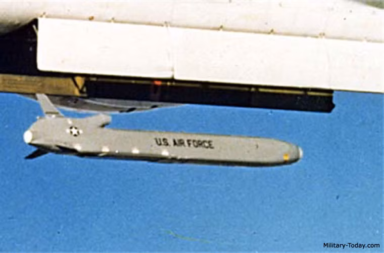 AGM-86B là vũ khí hạt nhân chủ lực của Không lực Hoa Kỳ từ năm 1982 đến nay. Nó được thiết kế để đưa đầu đạt nhân cực mạnh tấn công chính xác cao vào các mục tiêu chiến lược của đối phương cách đến hàng nghìn km. Nguồn ảnh: Military-Today