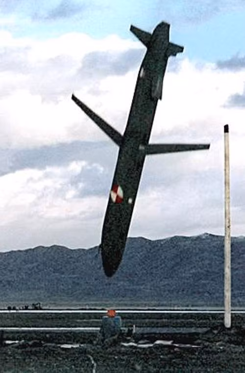 Hệ thống dẫn đường của AGM-86B được đánh giá rất cao về độ chính xác đạt được. Nó được trang bị radar theo dõi biên dạng địa hình AN/DPW-23 với khả năng định dạng mặt đất (TERCOM). TERCOM cho phép tên lửa bay theo tuyến đường định sẵn, thông qua nhận dạng hình ảnh radar địa hình (nạp từ trước đó). Đến nay, công nghệ dẫn đường có độ chính xác "khủng khiếp" này vẫn là bí quyết riêng của Mỹ.