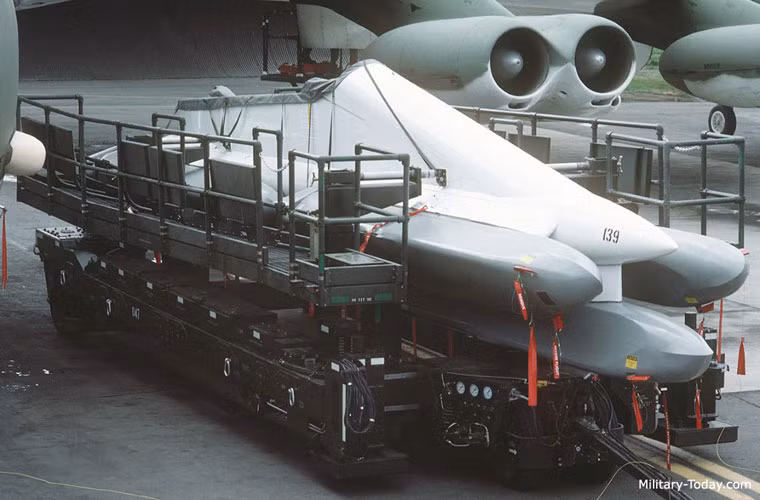 Các tên lửa AGM-86B có thể triển khai trên B-52H theo các giá phóng lắp ba quả treo trên mấu cứng trên cánh…Nguồn ảnh: Military-Today