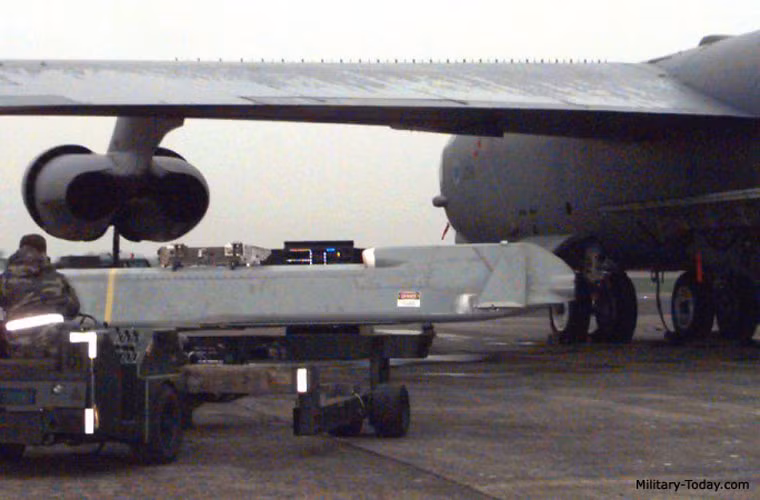 Một chiếc B-52H có thể triển khai tối đa đến 20 quả AGM-86B - mỗi quả nặng 1,45 tấn, dài 6,3m. Nguồn ảnh: Military-Today
