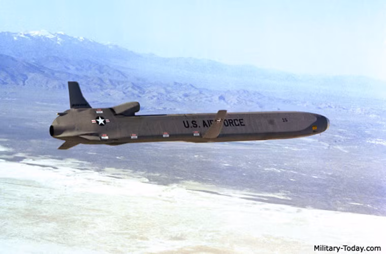 Loại tên lửa có sức hủy diệt khủng khiếp này do Tập đoàn Boeing thiết kế từ năm 1974, chính thức sản xuất năm 1980 và phục vụ từ năm 1982 với phiên bản AGM-86B, các phiên bản cải tiến AGM-86C phục vụ từ năm 1991 và AGM-86D năm 2001. Tuy nhiên, chiếm số lượng lớn nhất và đóng vai trò "xương sống" là AGM-86B với 1.715 quả được chế tạo. Đơn giá một quả ước tính lên tới 1 triệu USD. Nguồn ảnh: Military-Today