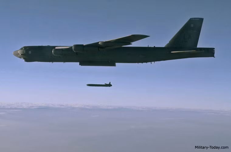 Theo phòng báo chí căn cứ không quân Edwards, hôm 19/1/2017, 3 máy bay ném bom B-52H đã thực hiện 3 cuộc phóng thử tên lửa hành trình AGM-86B không mang đầu đạn thật. Trong ảnh, B-52H phóng AGM-86B trong vụ thử ngày 22/9/2014. Nguồn ảnh: Military-Today