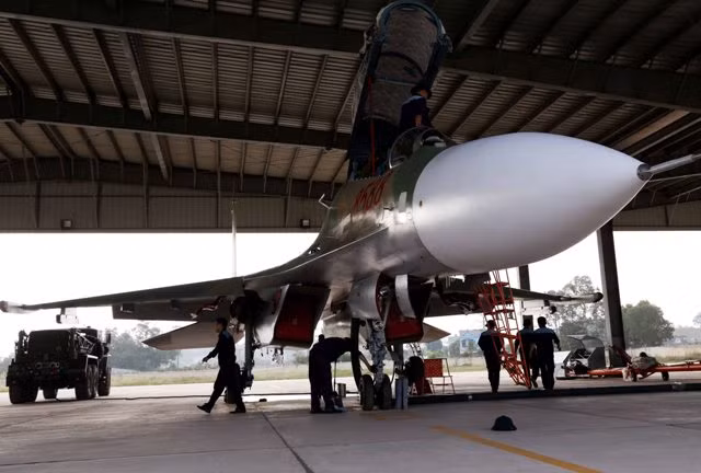 Cán bộ kỹ thuật Trung đoàn 927 kiểm tra máy bay chiến đấu Su-30MK2 trước ban bay. Thời gian phục vụ cho một ban bay, với Su, phải gần gấp ba lần với MiG-21 trước đây. Nguồn ảnh: Báo Phòng không – Không quân