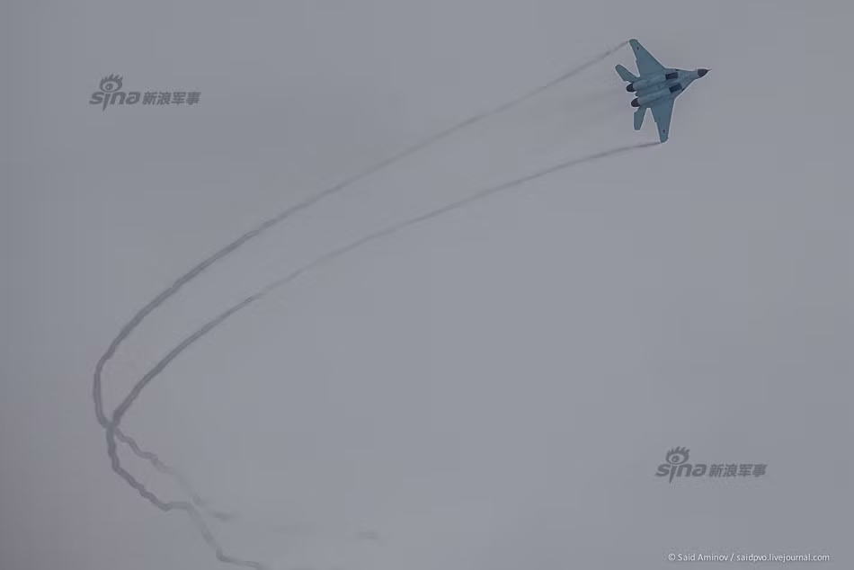 Máy bay được trang bị cặp động cơ turbofan RD-33MK tích hợp hệ thống kiểm soát kĩ thuật số FADEC, lực đẩy lớn, tiết kiệm nhiên liệu, giảm bớt khói xả và tuổi thọ cao (4.000 giờ). Nguồn ảnh: Sina