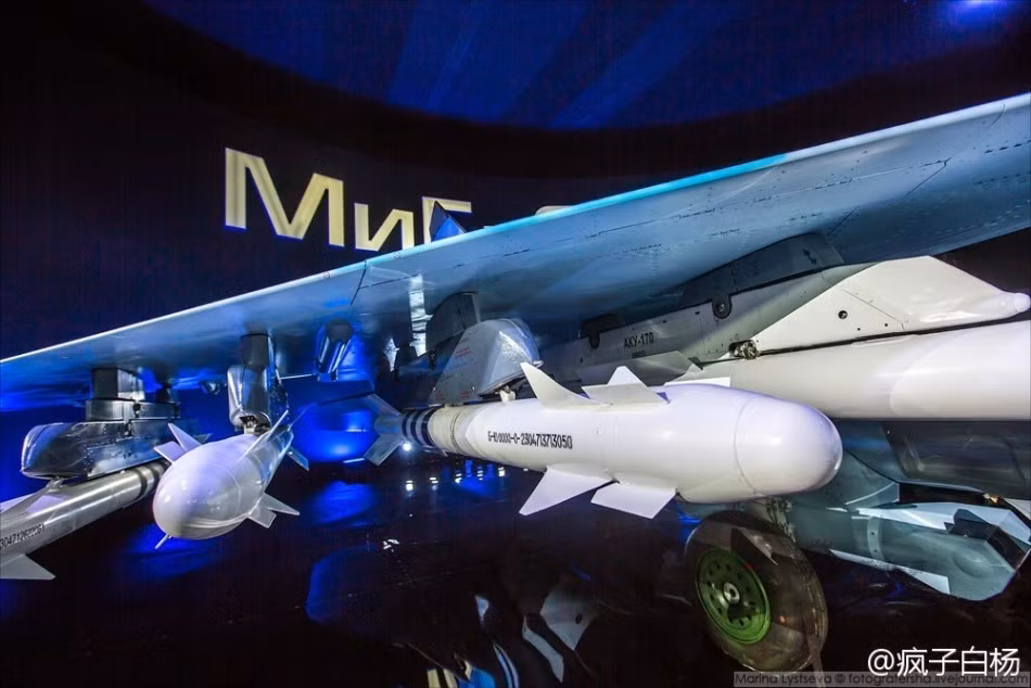 Trong nhiệm vụ không đối đất, MiG-35 có thể triển khai tối đa 4 tên lửa hành trình Kh-31A/P hoặc 4 tên lửa không đối đất tầm ngắn Kh-29T/L cùng các loại bom dẫn đường. Nguồn ảnh: Sina