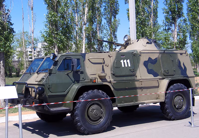 GAZ Vodnik hay còn được gọi là GAZ-39371 là xe quân sự đa dụng cơ động cao do nhà máy ô tô GAZ (Gorkovsky Avtomobilny Zavod) sản xuất. Tuy nhiên, chúng vốn được biết tới là không được Lực lượng Vũ trang Nga chấp nhận sử dụng rộng rãi. Do đó, việc dòng xe này xuất hiện tại Syria thực sự là điều đáng ngạc nhiên. Nguồn ảnh: Wikipedia