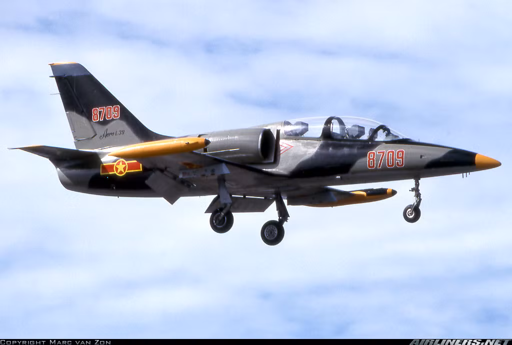 Bên cạnh đó, dự án thành công đã khắc phục được tình trạng khó khăn khi nhập ngoại loại lốp này là do số lượng đơn hàng ít, thời gian chờ đợi lâu nên đã phần nào ảnh hưởng đến việc chủ động bảo đảm vật tư, phụ tùng thay thế cho công tác bảo đảm bay của Quân chủng. Ảnh: Airlines.net