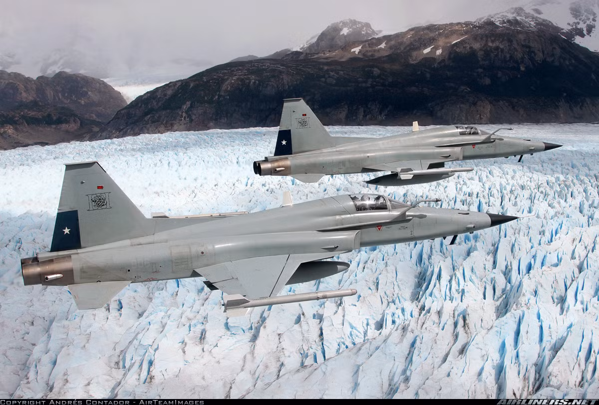 F-5E trang bị 7 giá treo trên thân và cánh cho phép mang 3,2 tấn vũ khí gồm. Trong nhiệm vụ không đối không, F-5E có thể triển khai từ 2-4 tên lửa không đối không tầm nhiệt AIM-9. Nguồn ảnh: Airlines.net