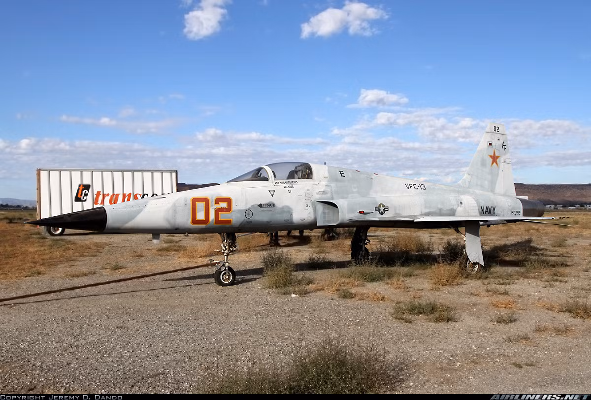 F-5 là loại máy bay tiêm kích siêu âm hạng nhẹ do hãng Northrop thiết kế chủ yếu cho nhiệm vụ tiêm kích hàng không. Thế nhưng ngay từ khi ra đời vào những năm 1960 nó đã gặp phải sự “ghẻ lạnh”. Không quân Mỹ chỉ dùng một số ít F-5E để… đóng giả MiG-21 làm “quân xanh” cho phi công tập bắn…Nguồn ảnh: Airlines.net