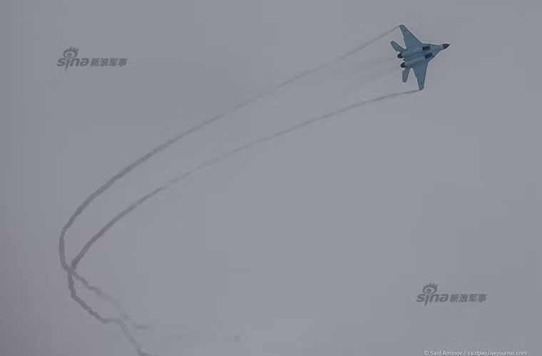 Loại động cơ mới nâng công suất lực đẩy tăng hơn 7%, ít xả khói hơn động cơ RD-33, trang bị hệ thống kiểm soát kỹ thuật số FADEC, tuổi thọ tăng lên đến 4.000 giờ bay. Nguồn ảnh: Sina