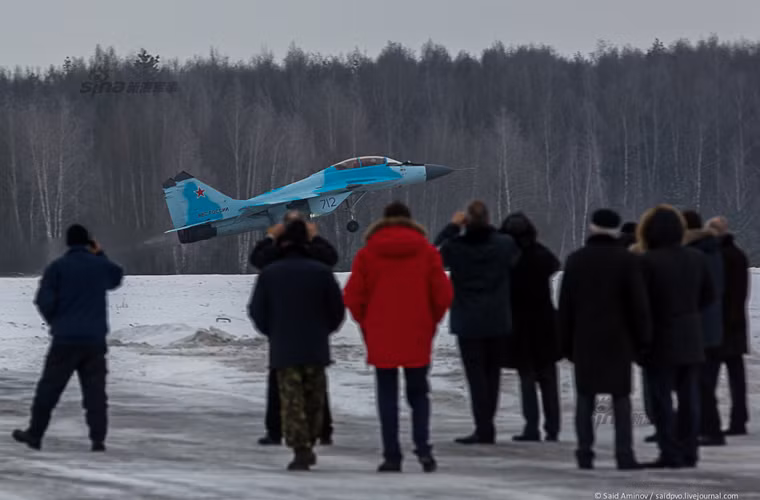 Máy bay tiêm kích MiG-35 dũng mãnh tiến vào bầu trời. Nguồn ảnh: Sina