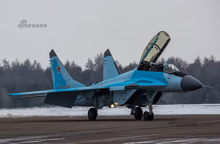 Mặc dù được đánh giá là tiêm kích triển vọng lớn, thế nhưng thực tế để đi tới ngày hôm nay, tiêm kích MiG-35 đã trải qua hàng loạt bước thăng trầm. Thậm chí có những thời điểm, dự án MiG-35 đi vào ngõ cụt khi không ai ngó ngàng, kể cả BQP Nga. Nguồn ảnh: Sina