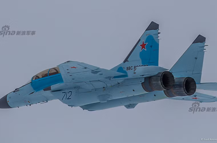 Tải trọng vũ khí của MiG-35 cũng cao hơn hẳn MiG-29 với 7 tấn bom, đạn. Đặc biệt, MiG-35 có thể triển khai hầu hết các vũ khí thông minh không đối không, không đối đất kể cả những loại mới nhất. Nguồn ảnh: Sina