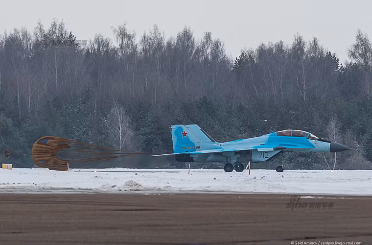Chiến đấu cơ MiG-35 được trang bị hệ thống radar mạng pha Zhuk-AE FGA-35 có khả năng phát hiện mục tiêu RCS 3m2 ở cự ly đến 200km, có thể theo dõi đến 30 mục tiêu và dẫn đường cho tên lửa hạ 6 mục tiêu cùng lúc. Nguồn ảnh: Sina