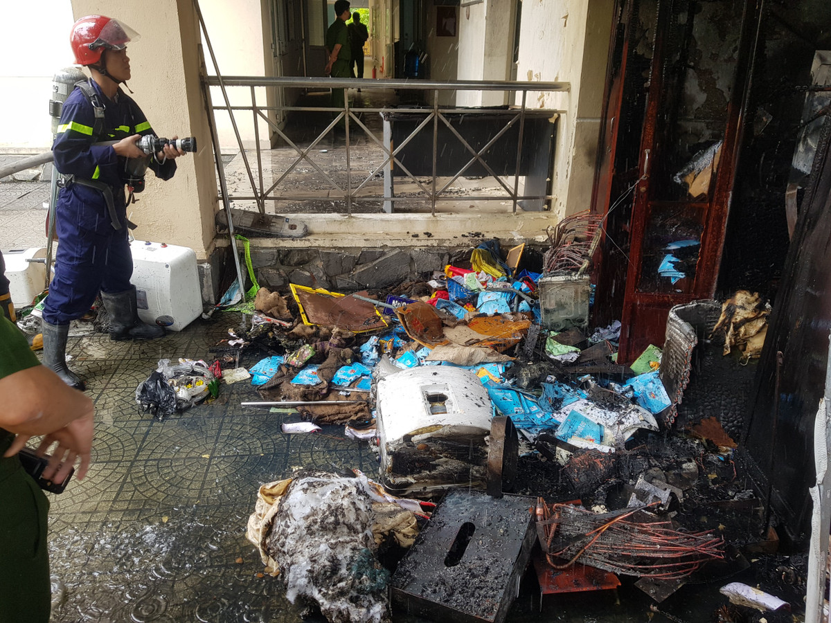 Tại hiện trường, nhiều đồ đạc trong trường đã bị ngọn lửa thiêu rụi