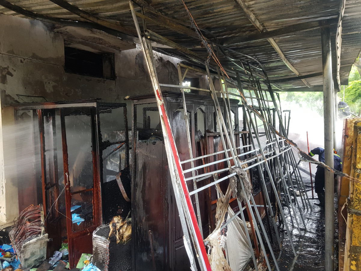 Theo nhiều người dân, trước khi đám cháy bùng phát họ nghe tiếng nổ lớn. Hiện, nguyên nhân vụ cháy đang được lực lượng chức năng điều tra làm rõ