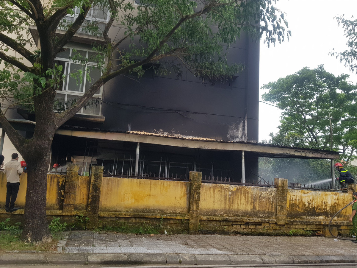 Ngọn lửa lan nhanh bao vậy khu vực nhà trường, khói đen bốc lên nghi ngút