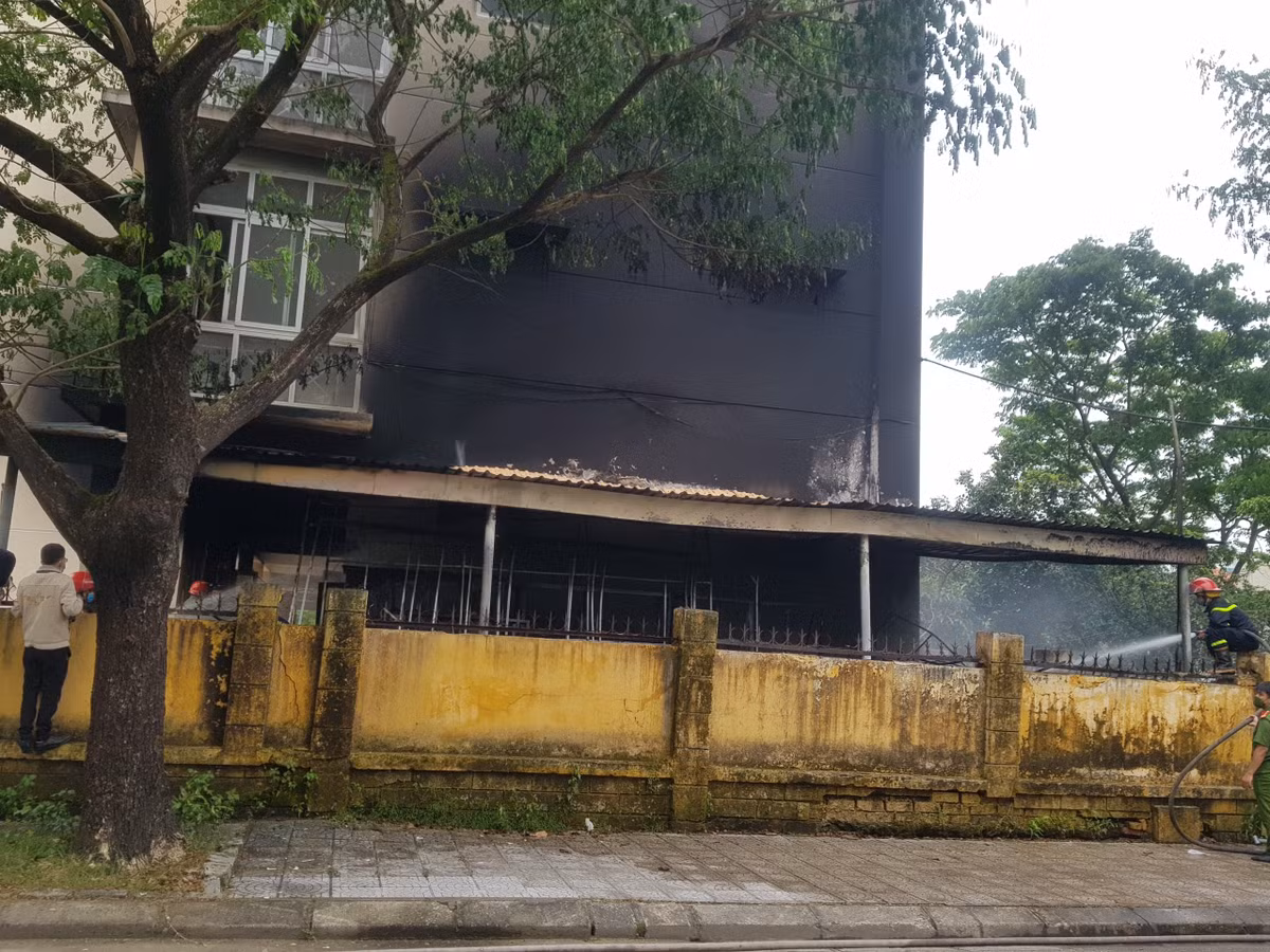 Ngọn lửa lan nhanh bao vậy khu vực nhà trường, khói đen bốc lên nghi ngút
