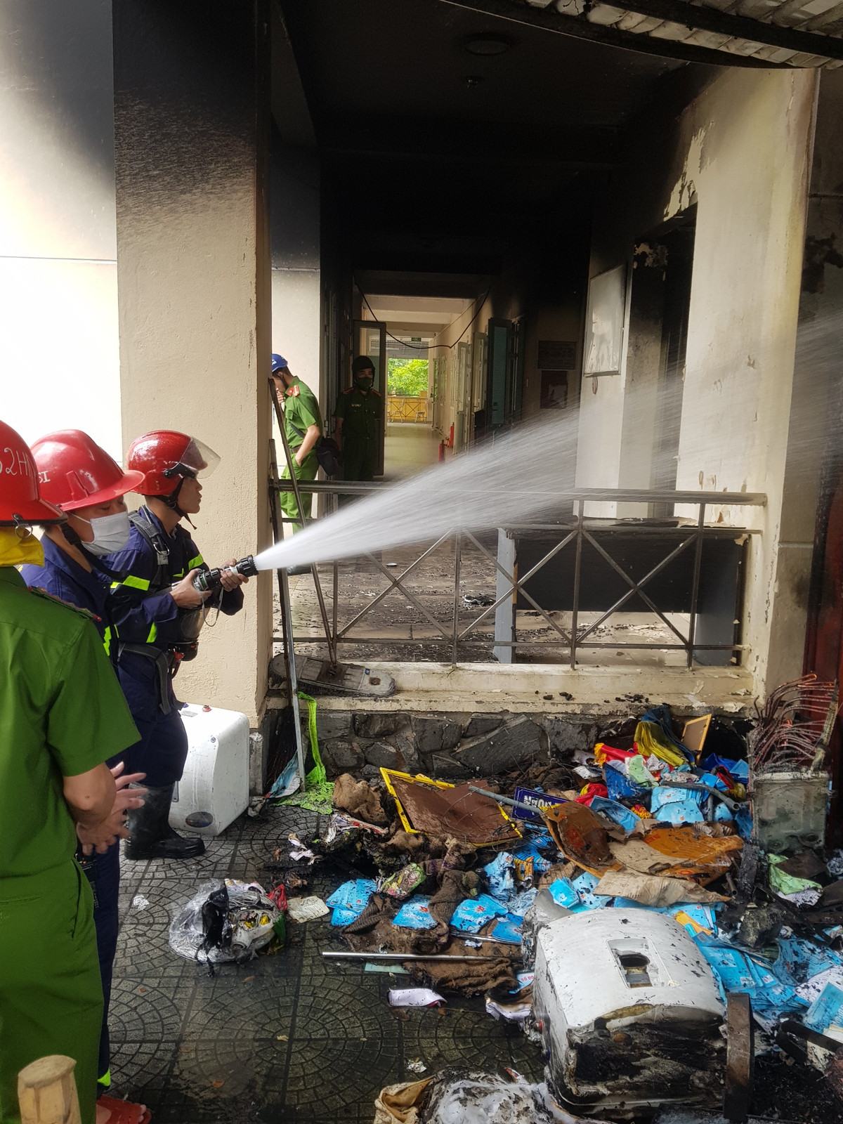 Cận cảnh hiện trường đám cháy lớn ở Trường Du lịch, Đại học Huế - Hình 2 Can canh hien truong dam chay lon o Truong Du lich, Dai hoc Hue-Hinh-2