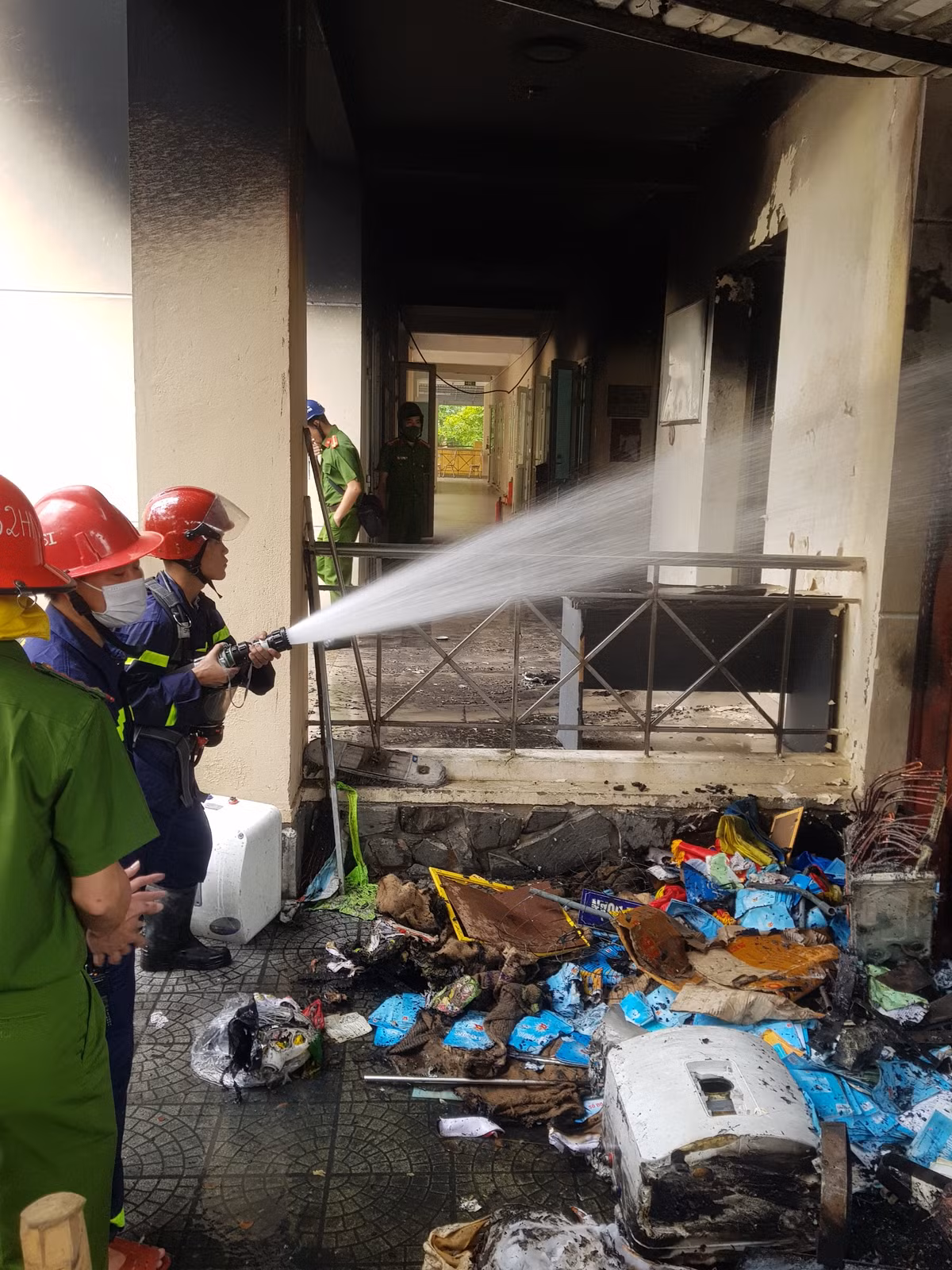 Can canh hien truong dam chay lon o Truong Du lich, Dai hoc Hue-Hinh-2