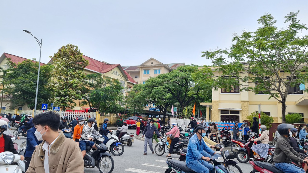 Đám cháy thu hút nhiều người dân hiếu kỳ dừng xe theo dõi.