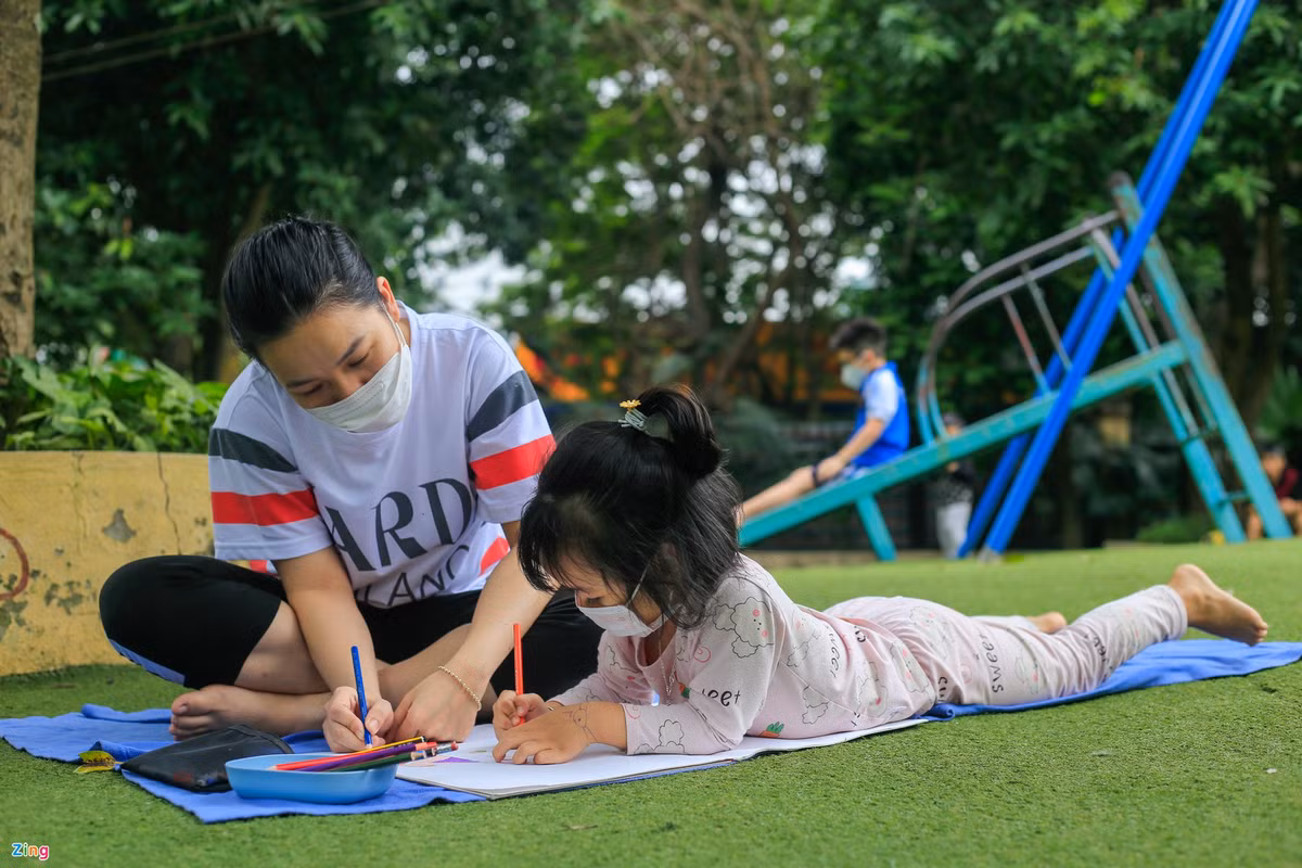 Là giáo viên mầm non, chị Hồng (30 tuổi) thường xuyên đưa các bé ra những khu vui chơi công cộng như thế này để trải nghiệm điều mới mẻ cũng như thay đổi không khí. "Tuy nhiên, tôi thấy công viên này ít trò chơi dành cho trẻ, nhiều thiết bị hư hỏng nặng. Bãi cỏ bên kia nham nhở quá, đành cho các cháu qua bên này ngồi", chị chia sẻ.