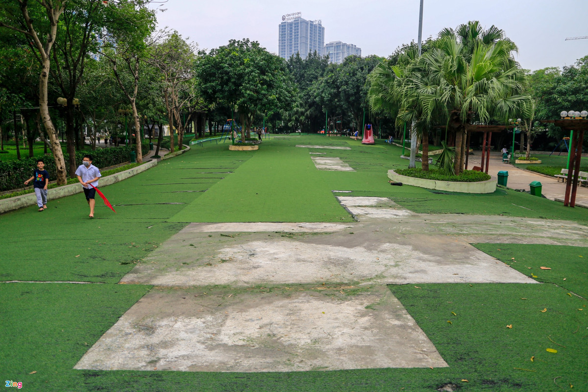 Theo ghi nhận của Zing, sau gần 8 năm hoạt động, công viên xuống cấp nghiêm trọng. Bãi cỏ nhân tạo, khu vực vui chơi chính của trẻ nhỏ trở nên nham nhở, lộ rõ các mảng xi măng.