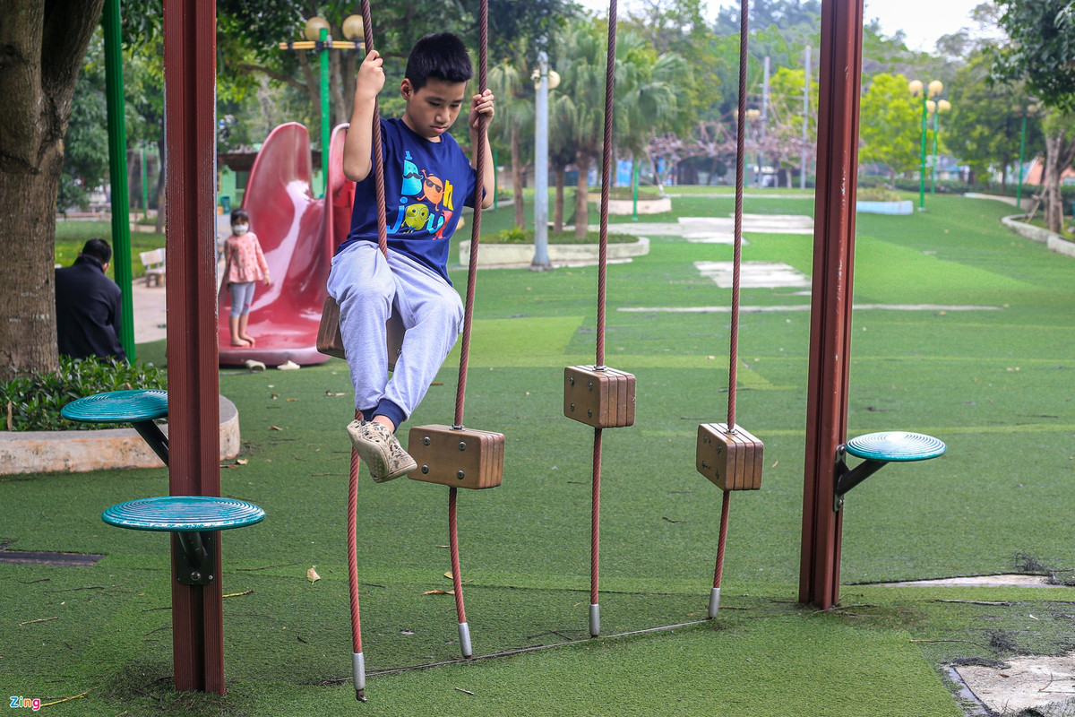 Một dụng cụ dành cho trẻ em vận động thiếu vài bộ phận cố định, chưa được cải tạo và nâng cấp. Điều này có thể khiến các em mất thăng bằng và bị thương.