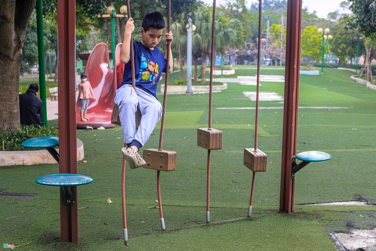 Một dụng cụ dành cho trẻ em vận động thiếu vài bộ phận cố định, chưa được cải tạo và nâng cấp. Điều này có thể khiến các em mất thăng bằng và bị thương.