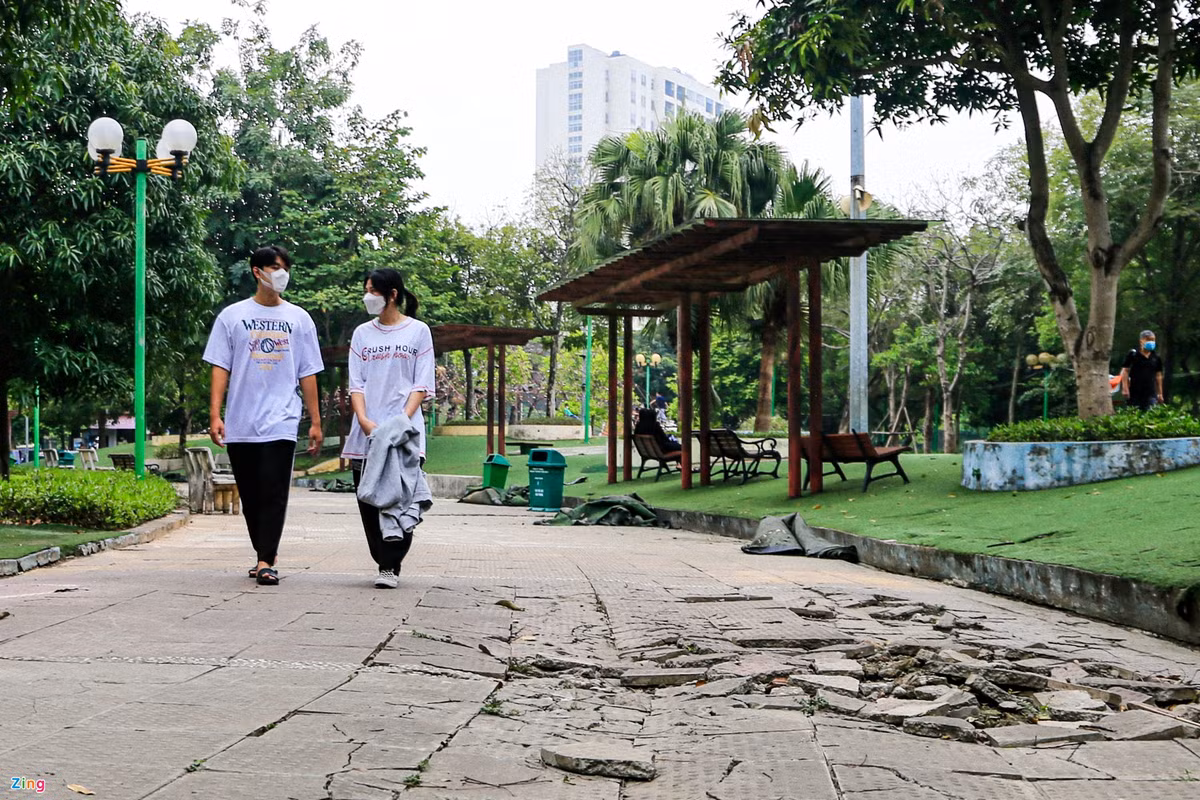 Nguyễn Thanh Điệp (Đại học Giao thông vận tải) bày tỏ sự không hài lòng khi thấy nhiều đoạn đường ở công viên hư hỏng nặng. "Gạch đá lát đường nhiều chỗ bị bung và vỡ, có thể gây nguy hiểm cho người dân đi lại", Điệp nói.