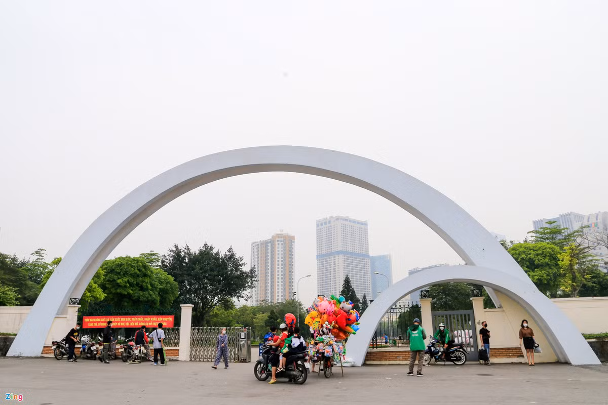 Công viên Cầu Giấy (quận Cầu Giấy, Hà Nội) mở cửa từ năm 2014. Nơi đây mỗi ngày thu hút hàng trăm người dân, đặc biệt là thanh niên, trẻ nhỏ tới vui chơi, thưởng ngoạn không khí trong lành.